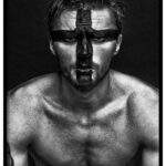 Man målad som krigare poster