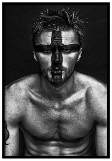 Man målad som krigare poster